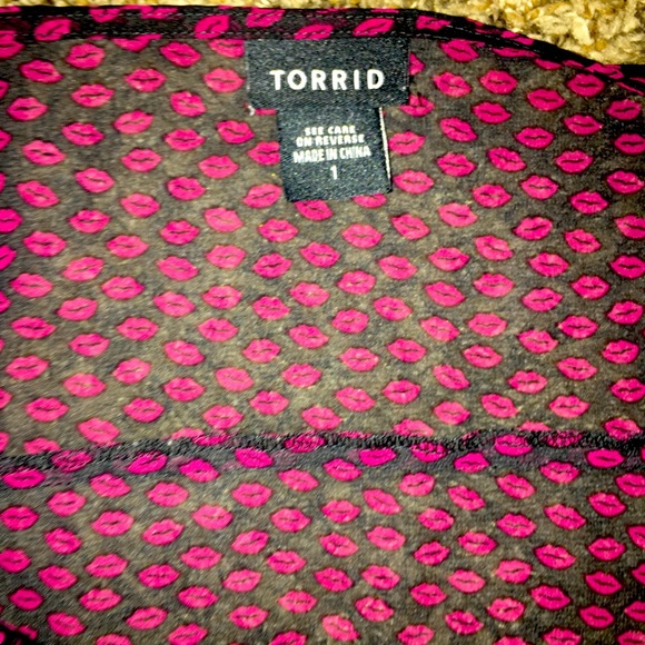 Torrid size 1 blouse with lip print - Picture 1 of 3
